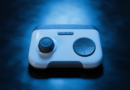 Mando de videojuegos moderno sobre una superficie oscura iluminado con luz azul